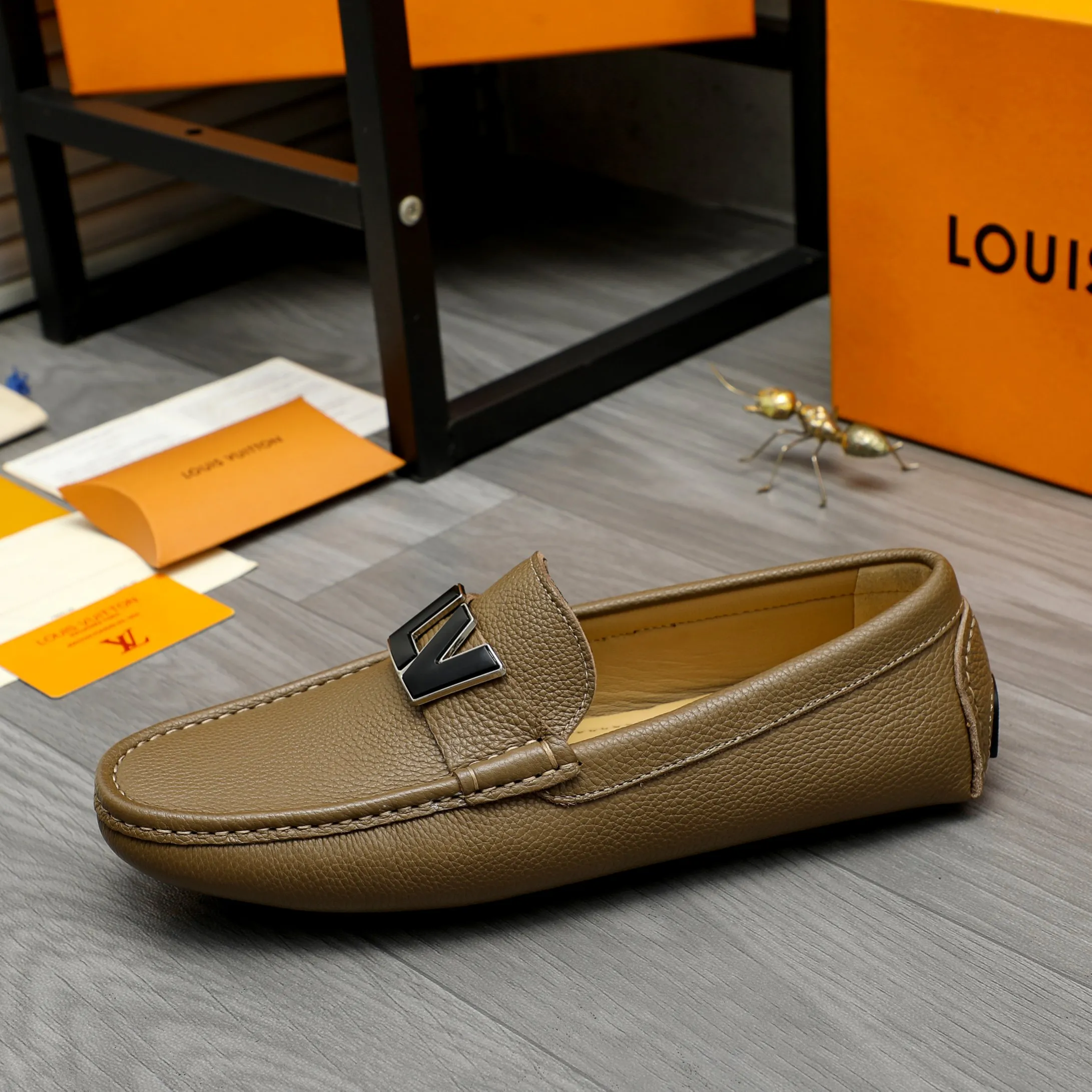 Men's shoes 💰420 Product trademark: LV "Louis Vuitton" casual slip-on shoes Regular size: 38-46 (45.46 custom-made, non-returnable) Product materials: Selected pebbled cowhide upper, sheepskin lining, original rubber outsole